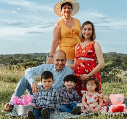 Generational family enjoying a sunny day picnic in La Dorada, Caldas.